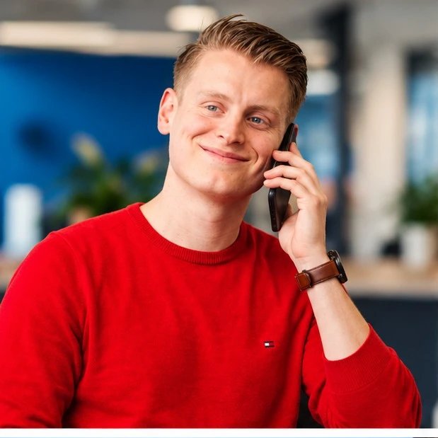 Reinard aan de telefoon met een klant