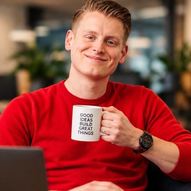 Reinard met een mok met de tekst Good ideas build great things