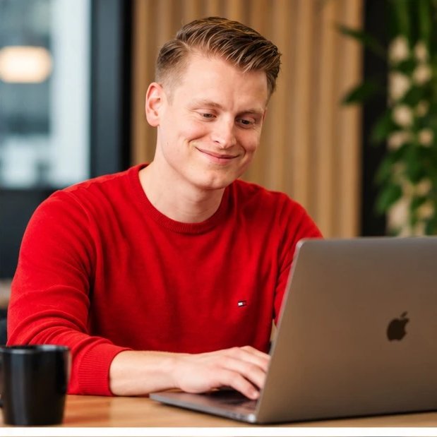 Reinard werkt aan een campagne op zijn laptop